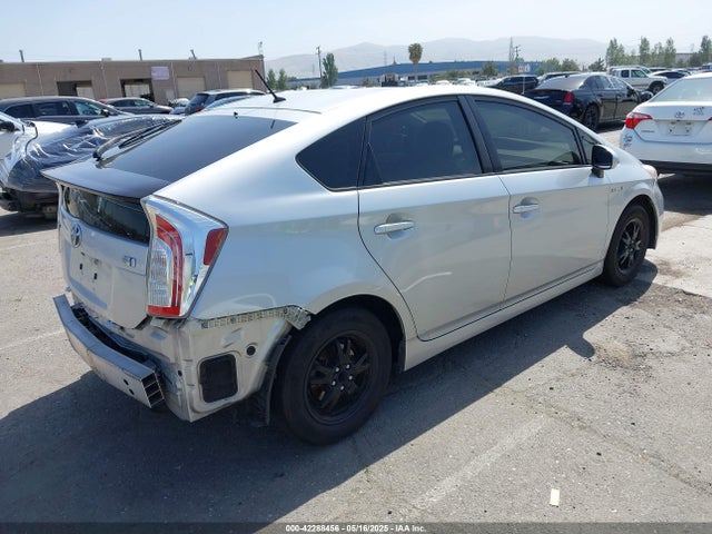 JTDKN3DU4F2003988 Toyota Prius Two