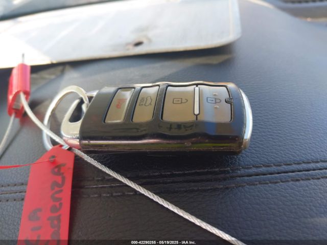 KNALC4J19H5091784 KIA Cadenza Technology