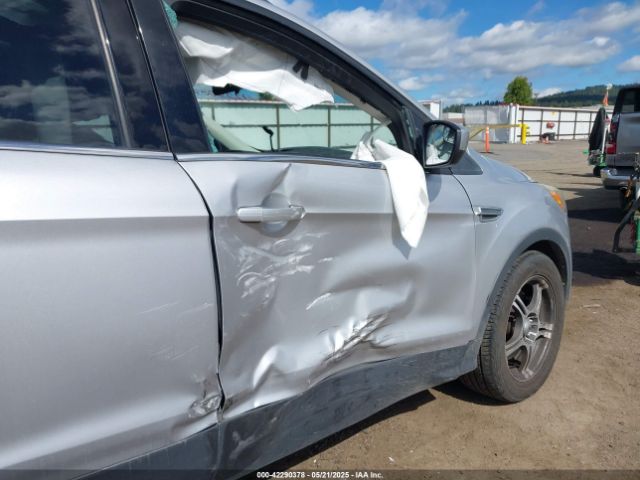 1FMCU9GX2FUB07928 Ford ESCAPE SE
