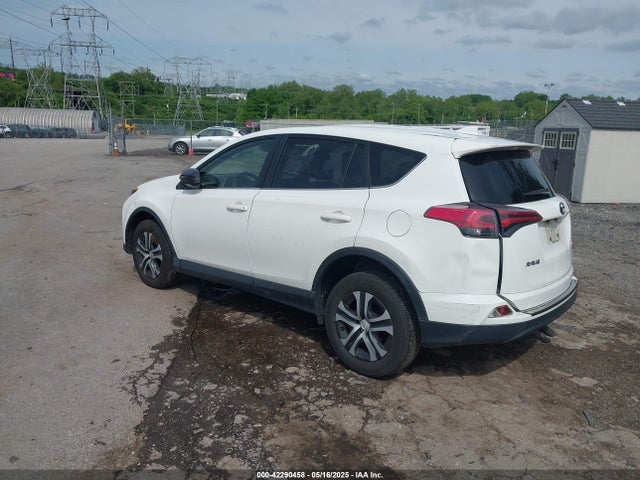 Toyota RAV4 LE 2018 JTMBFREV4JJ193636 Image 3