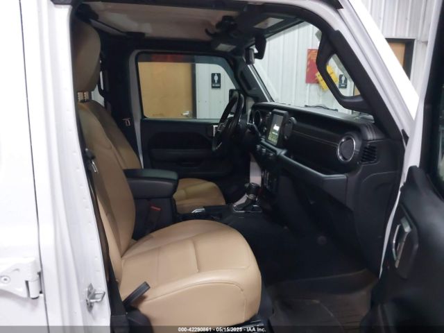 1C4HJXEG3JW117990 Jeep Wrangler Unlimited Sahara 4x4