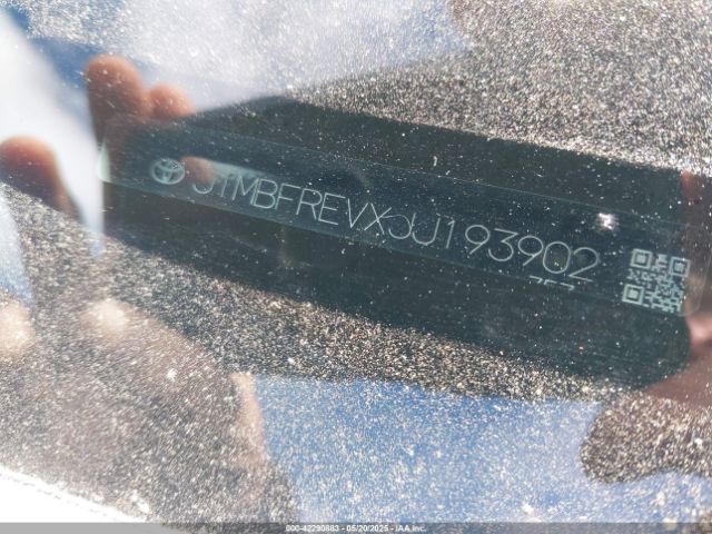 JTMBFREVXJJ193902 Toyota RAV4 LE