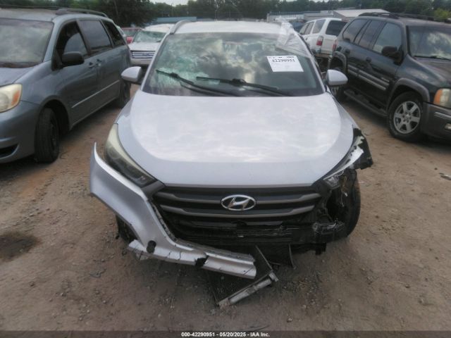 KM8J33A44GU137780 Hyundai TUCSON SE