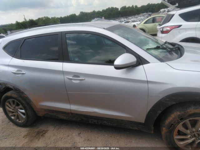 KM8J33A44GU137780 Hyundai TUCSON SE