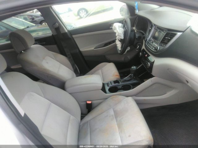 KM8J33A44GU137780 Hyundai TUCSON SE