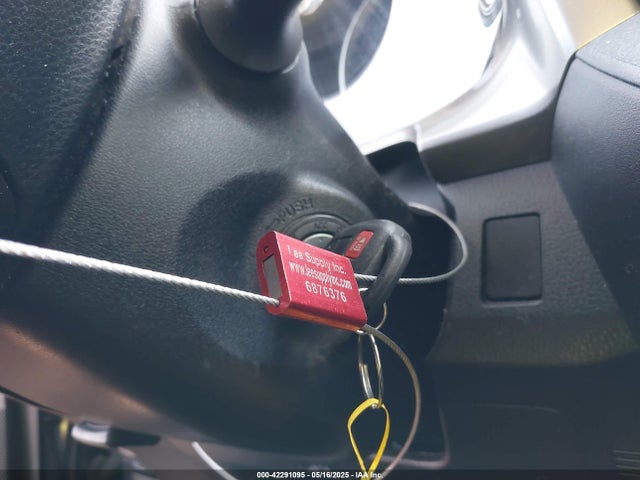JTMZFREV9JJ203303 Toyota RAV4 LE