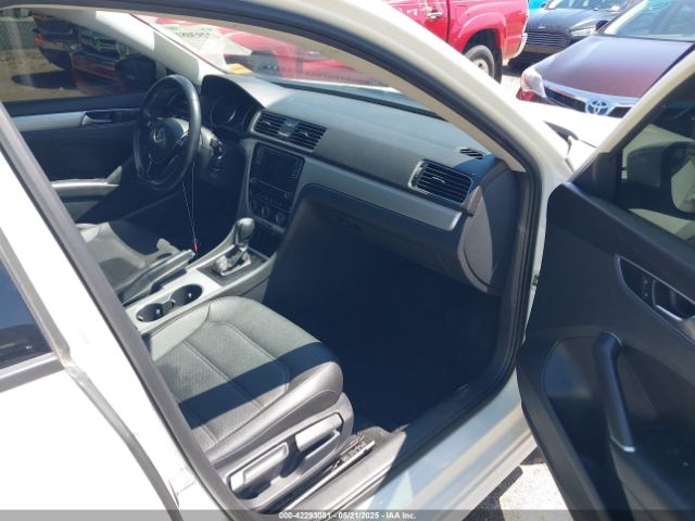 1VWLA7A36KC008789 Volkswagen Passat 2.0t Wolfsburg Edition