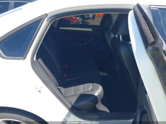 1VWLA7A36KC008789 Volkswagen Passat 2.0t Wolfsburg Edition