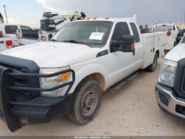 Ford F-350 Chassis Xl 2015 1FD7X3E68FEA71639 Image 2