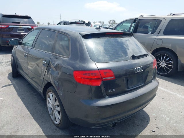 2012 AUDI A3 WAUBJAFM8CA130724 Photo 2