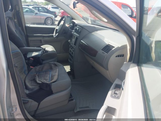2010 CHRYSLER TOWN & COUNTRY 2A4RR4DE7AR103976 Photo 4