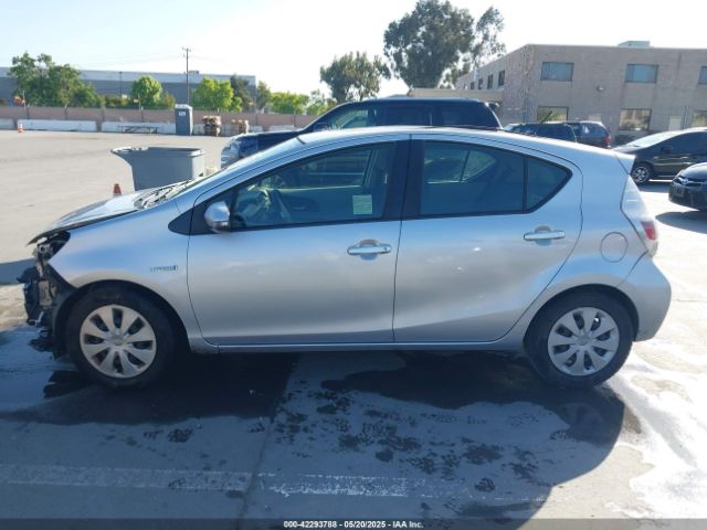 JTDKDTB32E1065570 Toyota Prius C Two