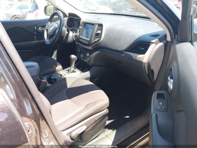 1C4PJLCS7GW160815 Jeep Cherokee Latitude