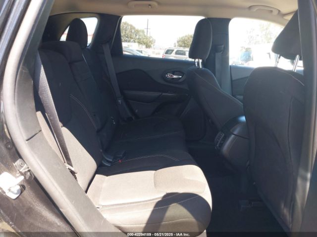 1C4PJLCS7GW160815 Jeep Cherokee Latitude