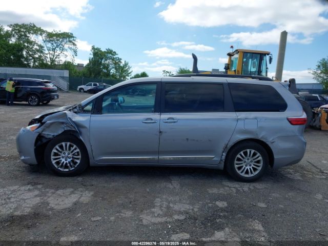 5TDYZ3DC9HS819788 Toyota Sienna Xle 8 Passenger