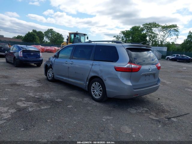 5TDYZ3DC9HS819788 Toyota Sienna Xle 8 Passenger