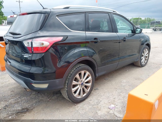 1FMCU9JDXHUC82266 Ford Escape Titanium