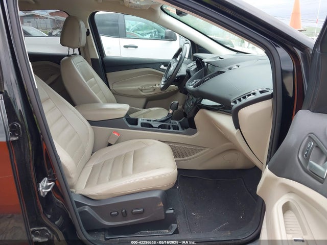 1FMCU9JDXHUC82266 Ford Escape Titanium