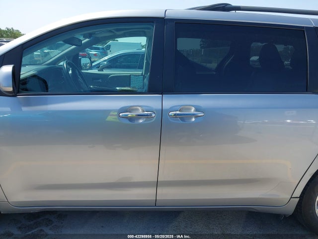 42298958 :رقم المزاد ، 5TDYZ3DC3HS857873 vin ، 2017 Toyota Sienna Xle 8 Passenger مزاد بيع