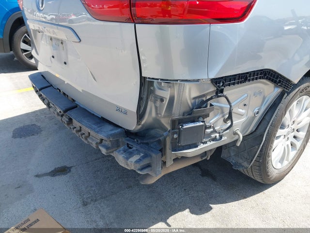 42298958 :رقم المزاد ، 5TDYZ3DC3HS857873 vin ، 2017 Toyota Sienna Xle 8 Passenger مزاد بيع