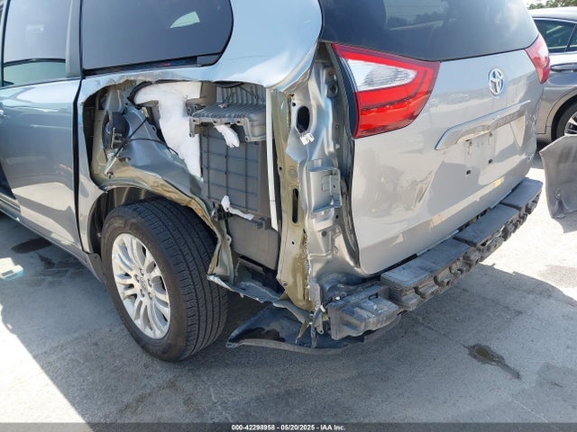 42298958 :رقم المزاد ، 5TDYZ3DC3HS857873 vin ، 2017 Toyota Sienna Xle 8 Passenger مزاد بيع
