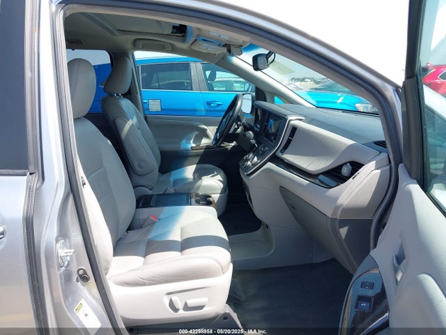 42298958 :رقم المزاد ، 5TDYZ3DC3HS857873 vin ، 2017 Toyota Sienna Xle 8 Passenger مزاد بيع