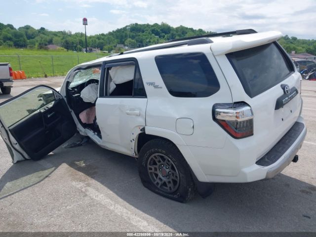 2019 TOYOTA 4RUNNER JTEBU5JR6K5679880 Photo 2