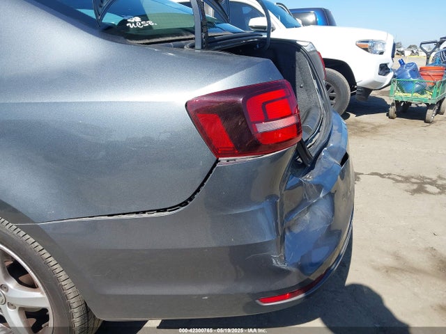 3VW267AJ7GM375315 Volkswagen Jetta 1.4t S