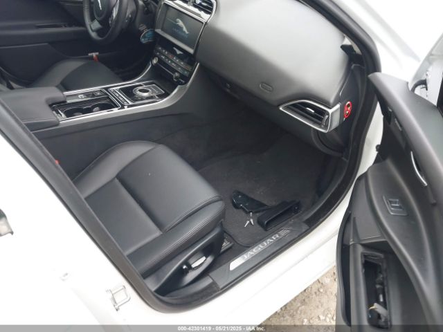 2019 JAGUAR XE SAJAJ4FX7KCP44274 Photo 4