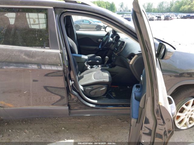 1C4PJMCS3EW184984 Jeep Cherokee Latitude