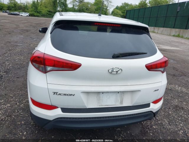 KM8J2CA41JU807280 Hyundai TUCSON SE
