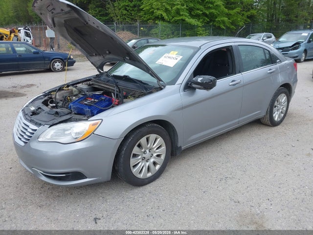Chrysler 200 LX 2014 1C3CCBAB9EN231381 Image 2