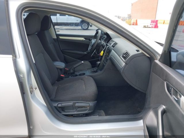 1VWAT7A35GC003544 Volkswagen Passat 1.8t S