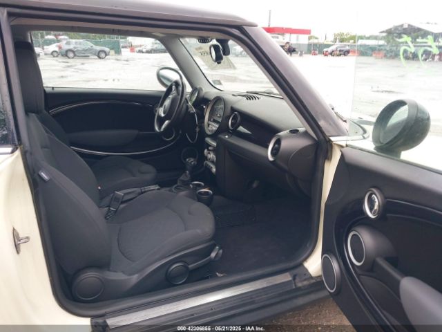 2010 MINI COOPER WMWMF3C55ATZ25847 Photo 4