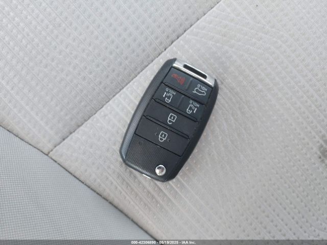 KNDMB5C11M6671676 KIA SEDONA LX