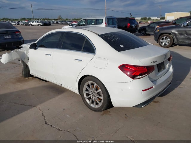 WDD3G4EB0KW029448 Mercedes-Benz m260