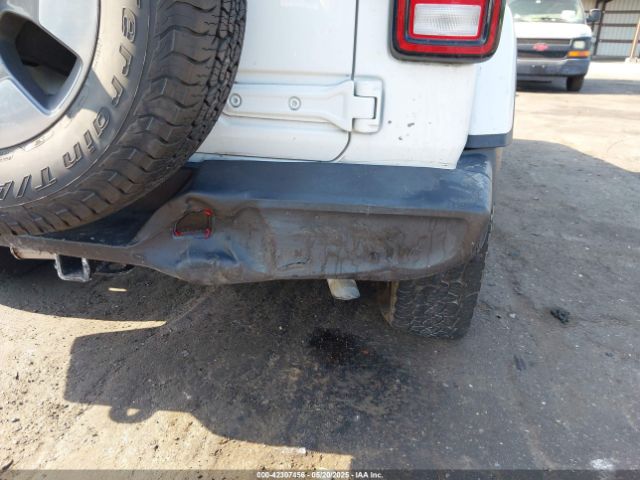 1C4HJXEG3JW175226 Jeep Wrangler Unlimited Sahara 4x4