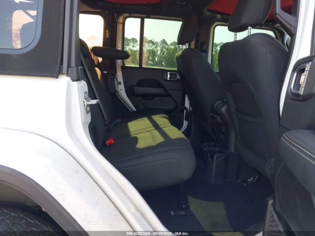 1C4HJXEG3JW175226 Jeep Wrangler Unlimited Sahara 4x4