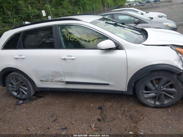 KNDCC3LC8H5045679 KIA NIRO EX
