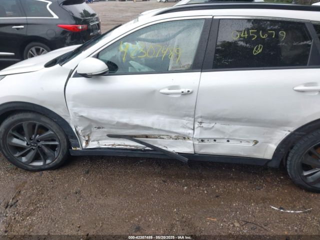 KNDCC3LC8H5045679 KIA NIRO EX