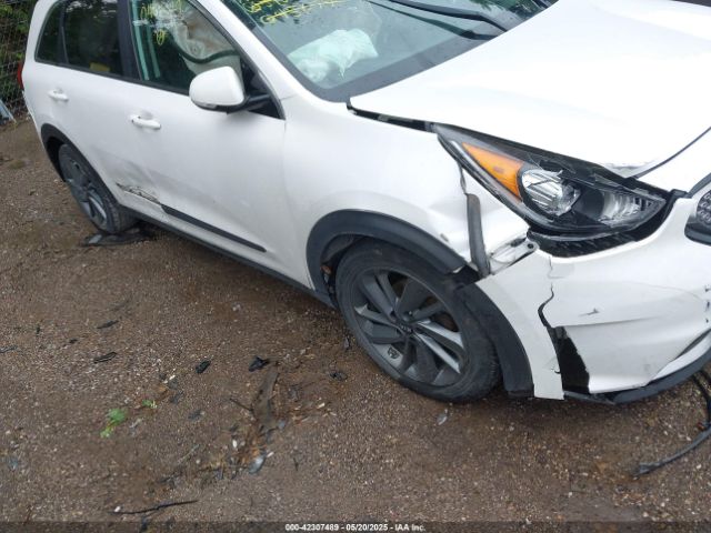 KNDCC3LC8H5045679 KIA NIRO EX