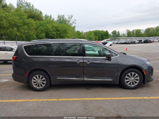 2C4RC1BG2JR128875 Chrysler Pacifica Touring L