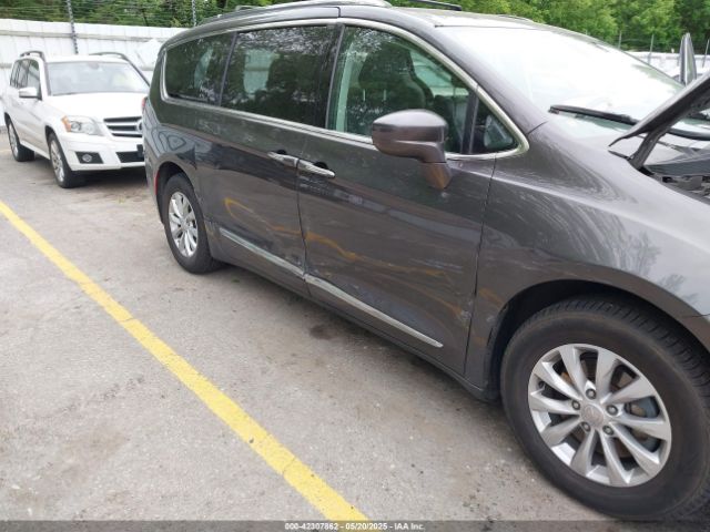 2C4RC1BG2JR128875 Chrysler Pacifica Touring L
