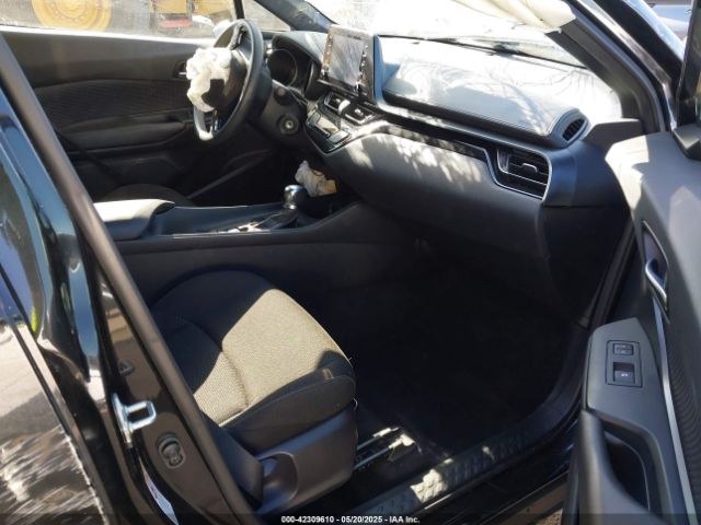JTNKHMBX0K1016727 Toyota C-HR LE