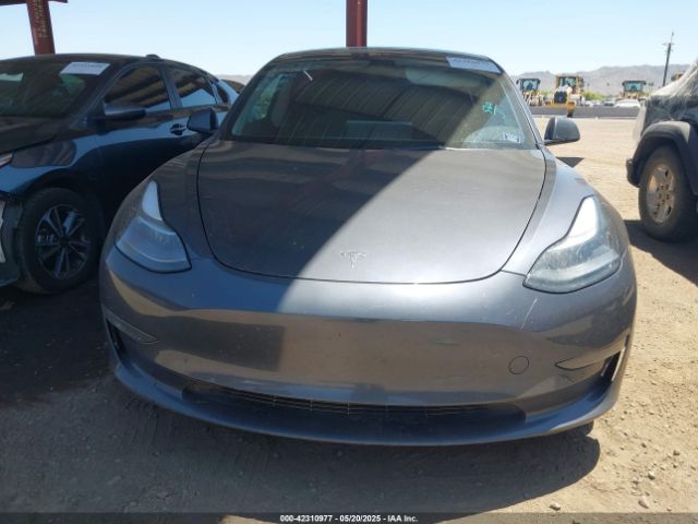 5YJ3E1EB9NF167142 Tesla 2022