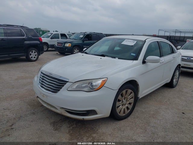 Chrysler 200 LX 2014 1C3CCBAB8EN231002 Image 2