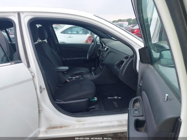 Chrysler 200 LX 2014 1C3CCBAB8EN231002 Image 5
