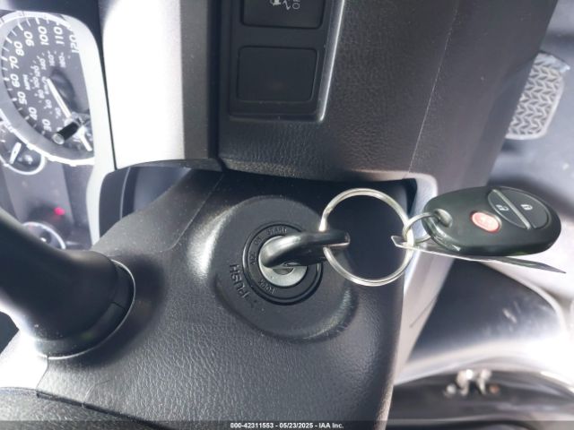 5TFDY5F11FX450876 Toyota Tundra Sr5 5.7l V8