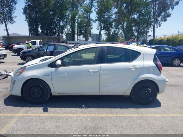 JTDKDTB35F1581312 Toyota Prius C One