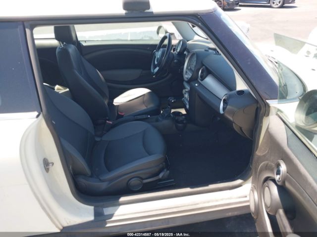 2010 MINI COOPER WMWMF3C53ATZ25765 Photo 4